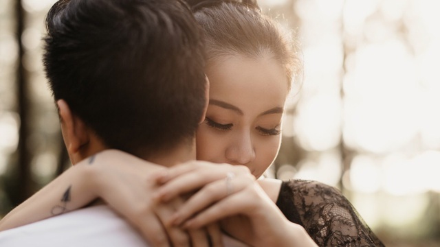 Vũ Hạnh Nguyên được bạn trai quỳ gối cầu hôn ở rừng thông