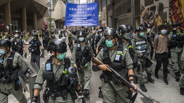24h qua ảnh: Cảnh sát ngăn chặn người biểu tình trên phố ở Hong Kong