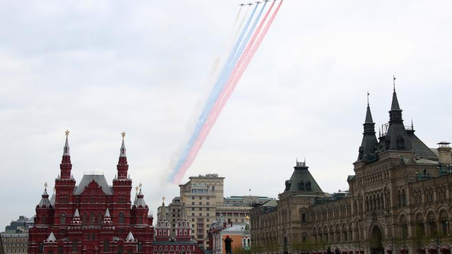 Cường kích Su-25 vẽ quốc kỳ Nga tuyệt đẹp diễn tập kỷ niệm Ngày Chiến thắng