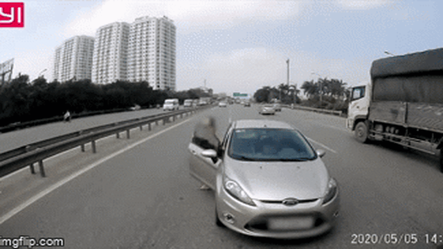 Clip: Ô tô chạy ngược chiều trên cao tốc, người phụ nữ bước xuống phân trần càng gây bức xúc
