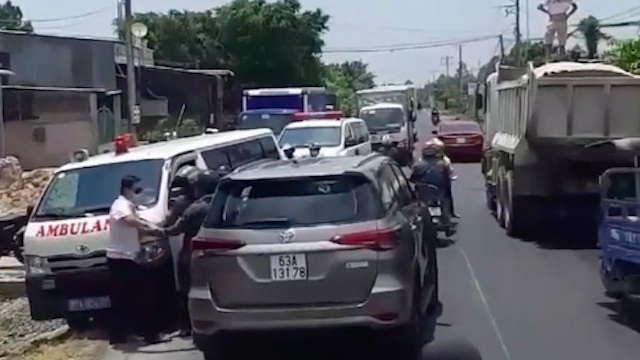 Tước bằng lái tài xế cản trở hai xe cấp cứu trên quốc lộ 30