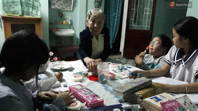 Cụ bà 97 tuổi suốt 25 năm dạy tiếng Anh, tiếng Pháp miễn phí cho học trò nghèo ở Huế