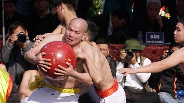 Mãn nhãn với trai làng tranh cướp nhau quả cầu nặng gần 20kg ở Hà Nội