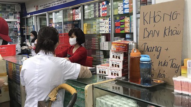 Công an vào cuộc vụ chợ thuốc Hapulico đồng loạt treo biển “không bán khẩu trang, nước rửa tay, miễn hỏi”