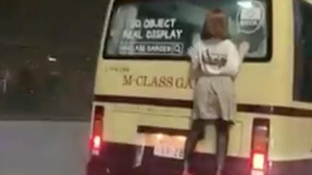Đang đi trên đường, người đàn ông bất ngờ bắt gặp người phụ nữ bám phía sau xe buýt liền gọi cảnh sát trước khi nhận ra sự thật ngỡ ngàng