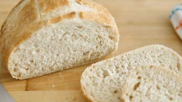 Chỉ với cách này, bánh mì khô cứng đến mấy cũng trở nên mềm ngon như mới ra lò