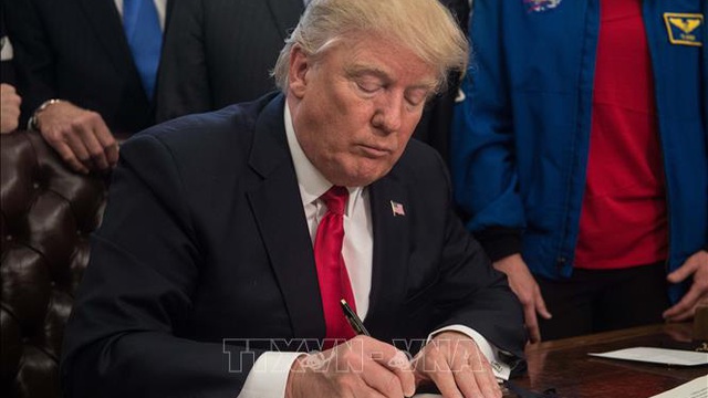 Tổng thống Trump ký ban hành luật cấm các công ty viễn thông Mỹ mua thiết bị của Huawei