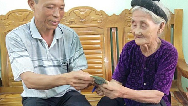 Cụ bà 83 tuổi đạp xe lên xã xin thoát nghèo ủng hộ 2 triệu đồng chống dịch Covid-19