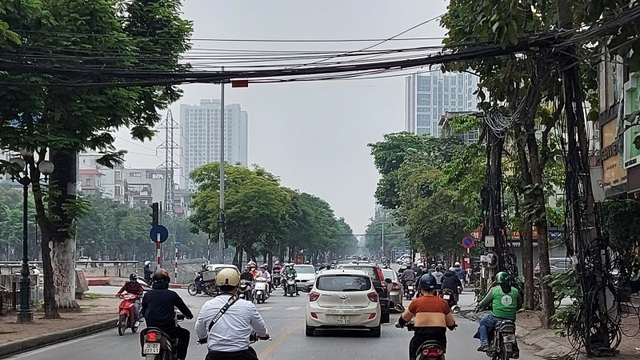 Đáng báo động bởi đường phố đông đúc trong ngày thứ 10 thực hiện cách ly xã hội