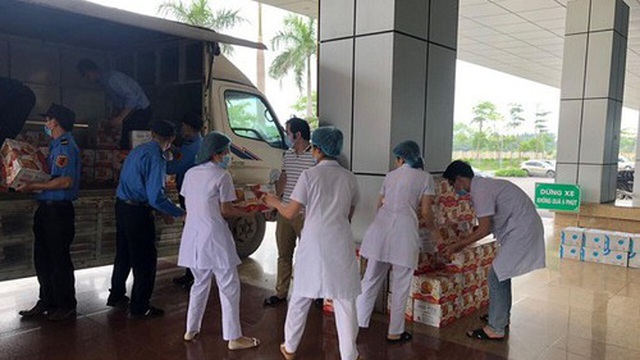 Trao tặng 16.000 sản phẩm nước uống tới 6 bệnh viện tuyến đầu chống dịch Covid-19 ở Hà Nội
