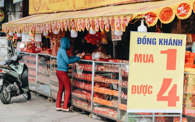 Bánh Trung thu lề đường ở Sài Gòn: Mua 1 tặng 3 nhưng giá bằng 4 cái