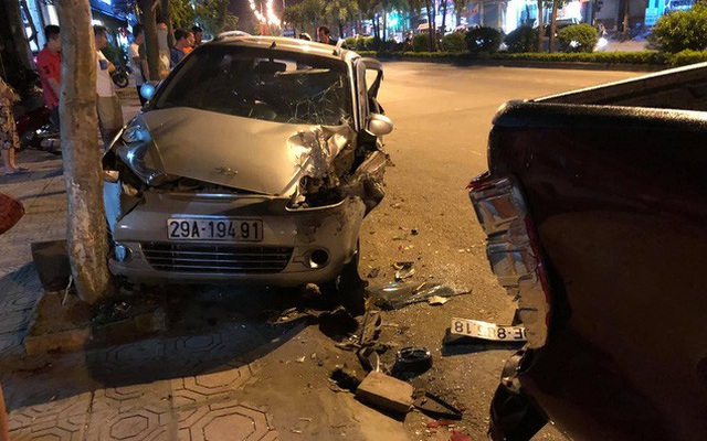 Hiện trường vụ xe ô tô CX5 gây tai nạn liên hoàn ở Hà Nội