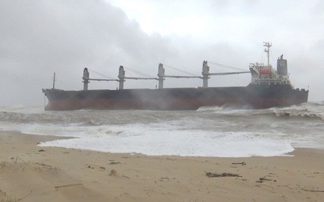 Tàu hàng gần 3 vạn tấn bị trôi dạt mắc cạn ở bờ biển, 20 người trên tàu kêu cứu