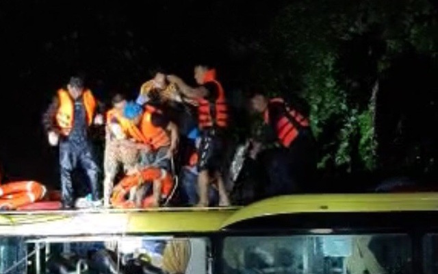 Cứu sống 18 người trên xe khách bị lũ cuốn trôi lúc nửa đêm