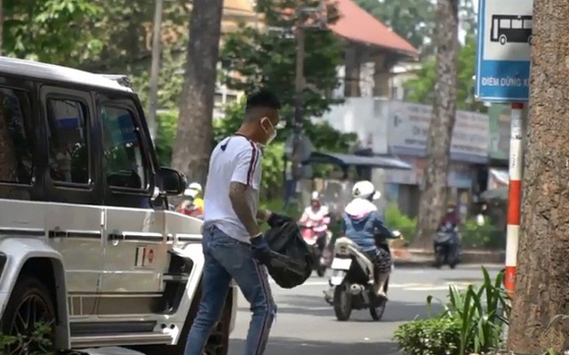 Lái siêu xe chục tỷ đi... nhặt ve chai, đại gia Minh Nhựa gây chú ý trên phố đi bộ, người khen ngợi hết lời người chê làm màu không đáng hoan hô?