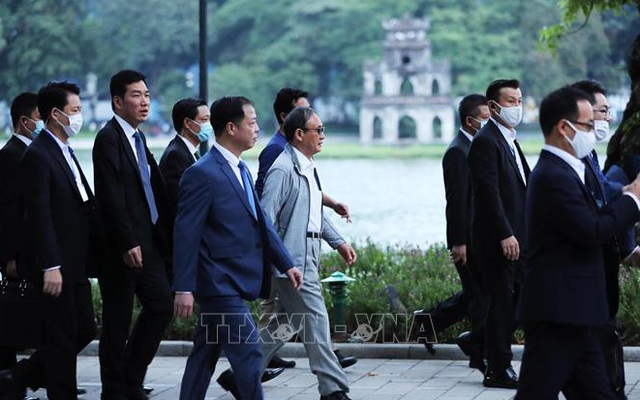 Thủ tướng Nhật Bản Suga Yoshihide đi dạo Hồ Gươm, vẫy tay chào người dân Hà Nội