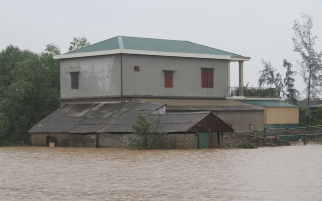 Sang nhà hàng xóm tránh lũ, một học sinh lớp 3 ngã tử vong