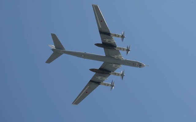 Hai máy bay ném bom “nguy hiểm nhất” của Nga khoe sức mạnh trên biển