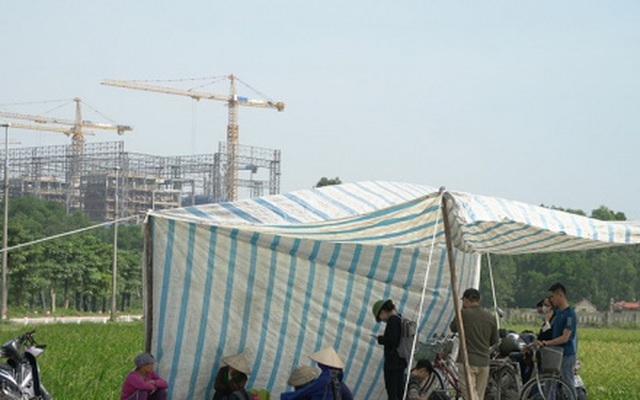 Lãnh đạo Hà Nội về, dân dựng lều bạt chặn xe chở rác vào bãi Nam Sơn