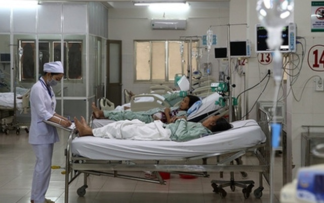 “Nữ quái” đánh nhân viên bệnh viện rồi… cắn tay cán bộ công an