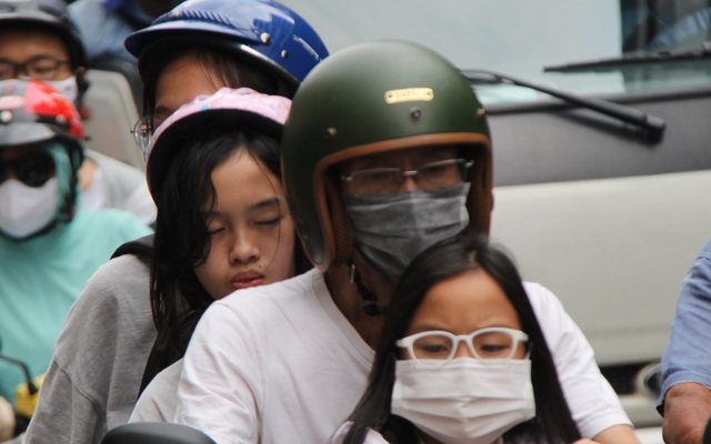 Hàng nghìn người Sài Gòn "mệt phờ" giữa nắng nóng và khói bụi do đóng hầm Thủ Thiêm