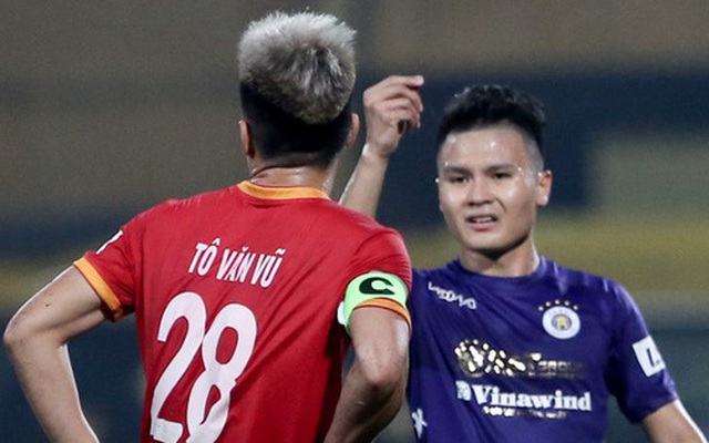 Quang Hải đòi trọng tài rút thẻ phạt cho bạn cũ ở U23 Việt Nam sau pha phạm lỗi nguy hiểm