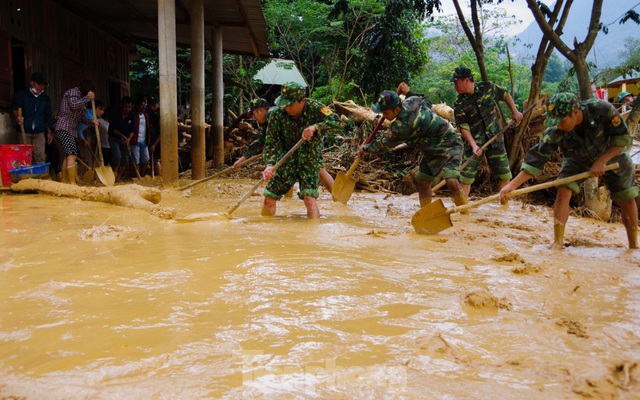 Sau bão lũ, một xã ở Quảng Trị ngập trong lớp bùn dày gần 1 mét