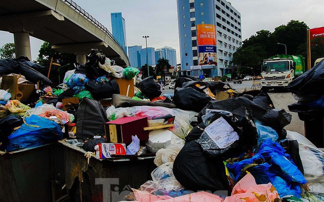 Hà Nội: Chặn xe rác 2 ngày, hàng nghìn tấn rác tồn đọng
