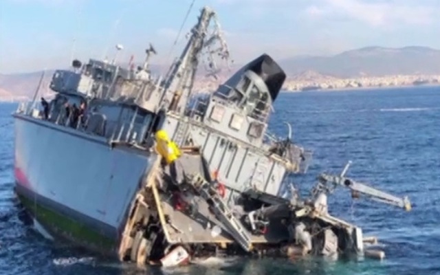 Tàu quét mìn của Hải quân Hy Lạp bị cắt làm đôi khi va chạm với tàu chở hàng