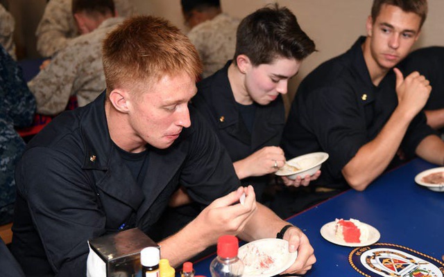 Cựu binh hé lộ hình ảnh bữa ăn tệ hại của lính Mỹ trên tàu chiến