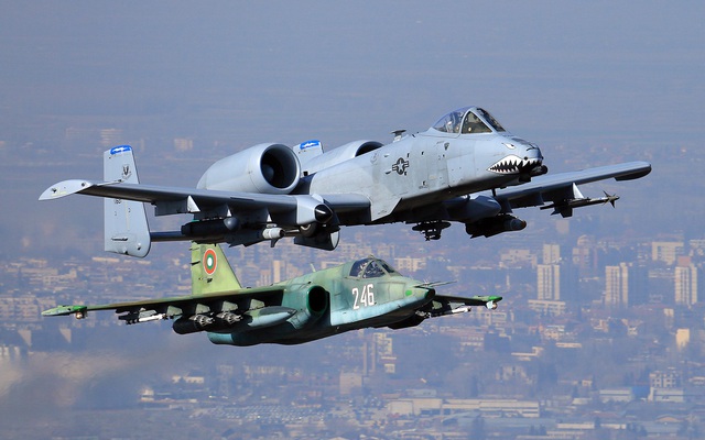 Những cỗ “xe tăng bay”: Su-25 của Nga giống A-10 Warthog của Mỹ chừng nào?