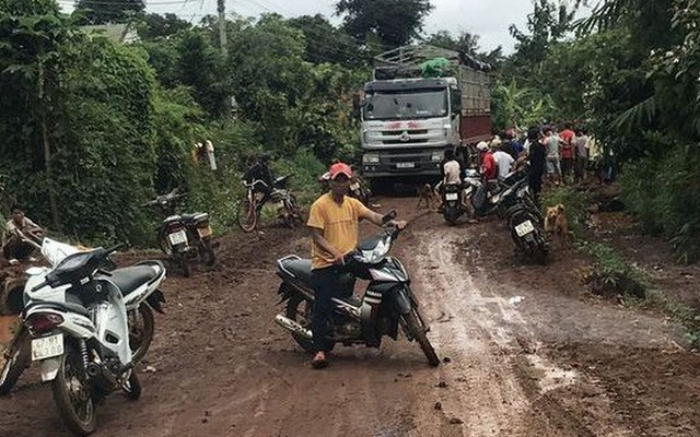 Cúp nhầm cầu dao nhà hàng xóm khi sửa điện, bị điện giật tử vong