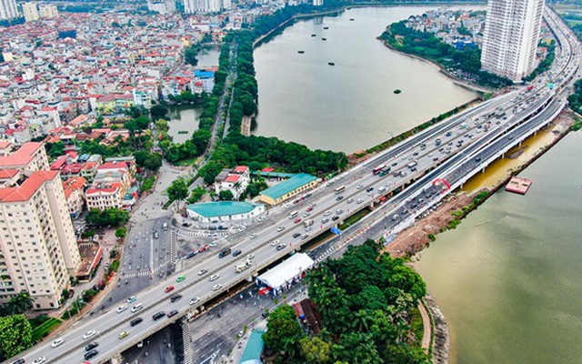 Hà Nội: Thông xe hai cầu vượt thấp qua hồ Linh Đàm