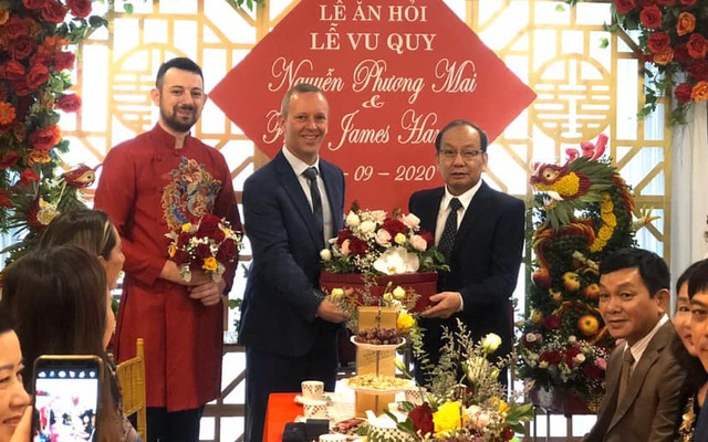Đại sứ Anh làm chủ hôn cho đám cưới của cô phóng viên Việt và chàng trai Tây
