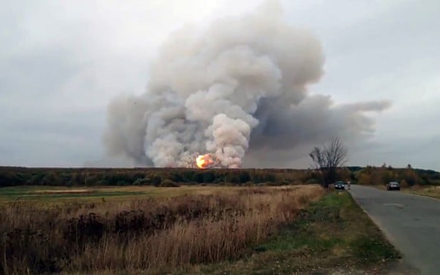 Lửa cháy rừng thiêu trụi kho đạn Nga
