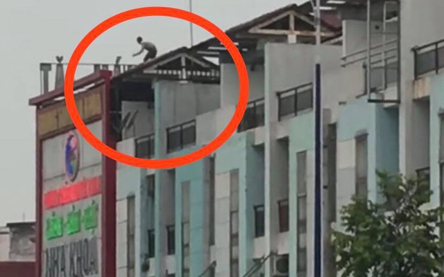 Thanh niên nghi ngáo đá leo lên nóc nhà cao tầng la hét, dọa nhảy từ độ cao 20m
