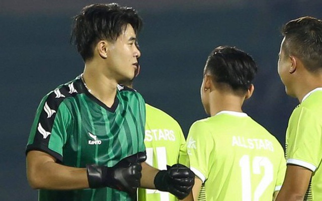 Đóng vai thủ môn bất đắc dĩ, Hà Đức Chinh bị đội của Jack cho "ăn hành"