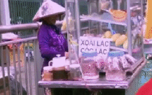 Chàng cử nhân loại giỏi cầm bằng tốt nghiệp đi khoe khắp nơi, phản ứng của cô chú bán hàng rong gây choáng