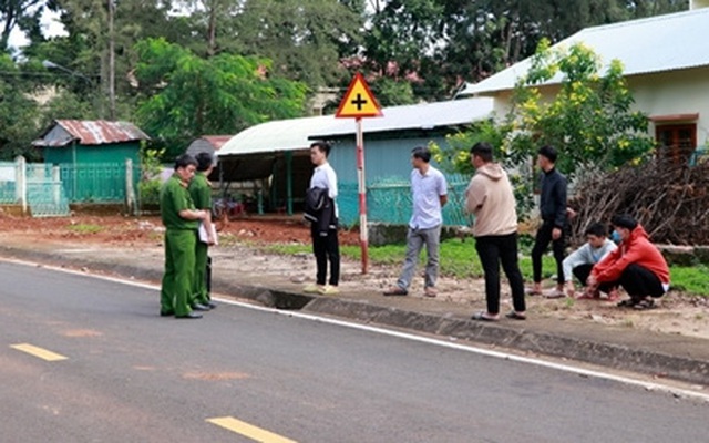 Một nam sinh lớp 12 nghi bị đánh tử vong sau giờ tan học