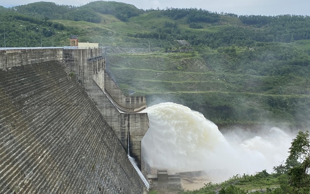 Thuỷ điện "chống lệnh", tích nước trong bão 13 khi công an giám sát đi tránh bão