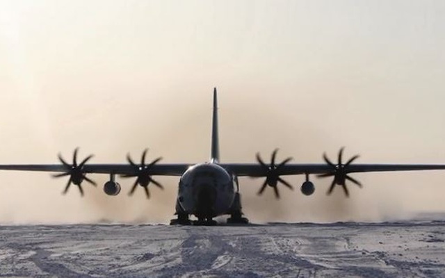 Ấn tượng khoảnh khắc "lực sỹ" bầu trời LC-130 của Mỹ hạ cánh trên băng tuyết