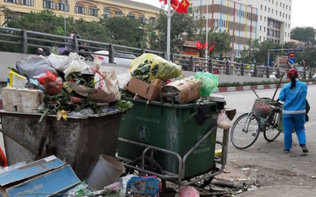 Hà Nội sẽ giao cho quận, huyện làm chủ đầu tư đấu thầu vận chuyển rác