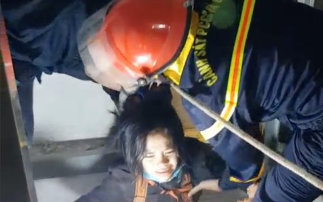 [Clip] Nghẹt thở giải cứu người phụ nữ mắc kẹt trong thang máy ở Sài Gòn