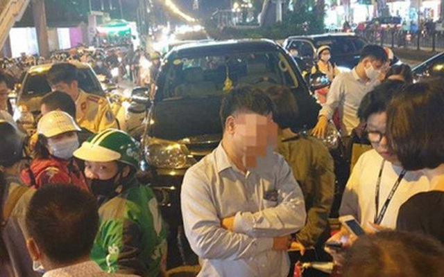 Ô tô gây tai nạn liên hoàn ở Hà Nội, tông xe biển xanh và hàng loạt phương tiện giữa phố