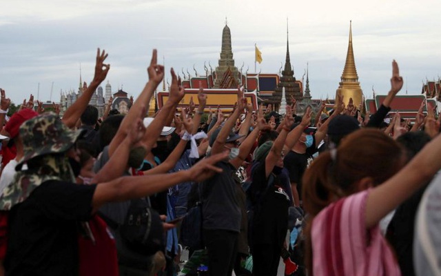 Người biểu tình Thái Lan nhằm vào tài sản của Nhà vua