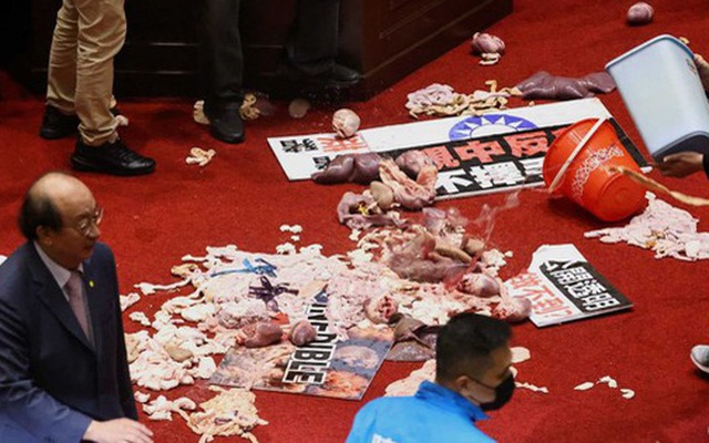 Hỗn chiến... lòng heo giữa các nhà lập pháp Đài Loan