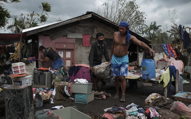 24h qua ảnh: Người dân Philippines dọn nhà sau bão Goni