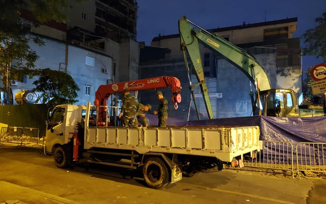 Hà Nội: Di dời thành công quả bom 340kg còn nguyên 2 ngòi nổ ở phố Cửa Bắc ngay trong đêm