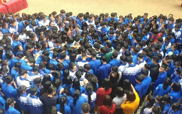 Xúc động hình ảnh cả nghìn học sinh ôm nhau khóc giữa sân trường