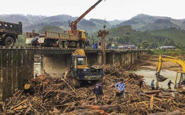 Gỗ khai thác trái phép trôi vây kín chân cầu sau bão số 9